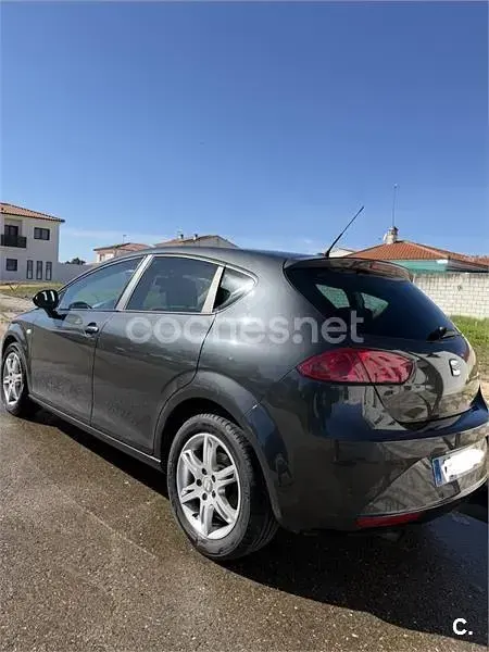 Usado Seat Leon Reference 105 CV (77 kW) 2011 Negro Utilitario