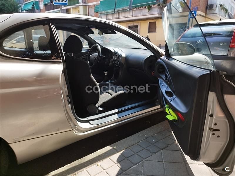 Usado Hyundai Coupé 105 CV (77 kW) 2001 Gris / plata Coupe