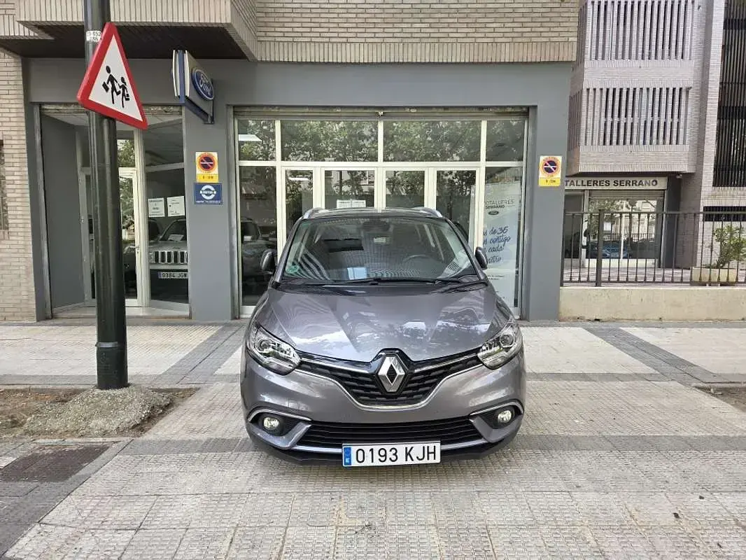 Usado Renault Grand Scénic IV Collection 110 CV (80 kW) 2018 Gris Monovolumen