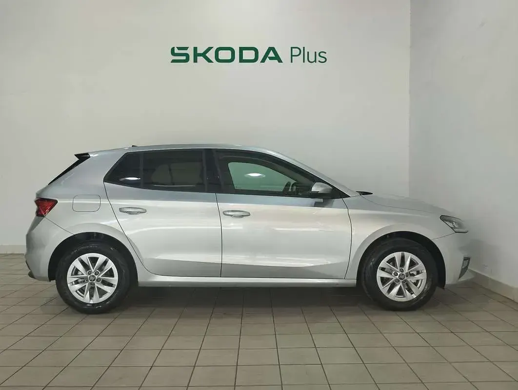 Usado Skoda Fabia Selection 95 CV (69 kW) 2025 Plateado Utilitario