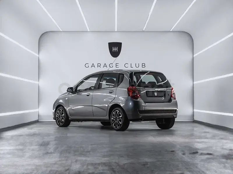 Usado Chevrolet Aveo LS 84 CV (61 kW) 2010 Gris / plata Berlina