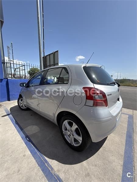 Usado Toyota Yaris Active 101 CV (74 kW) 2010 Gris / plata Utilitario