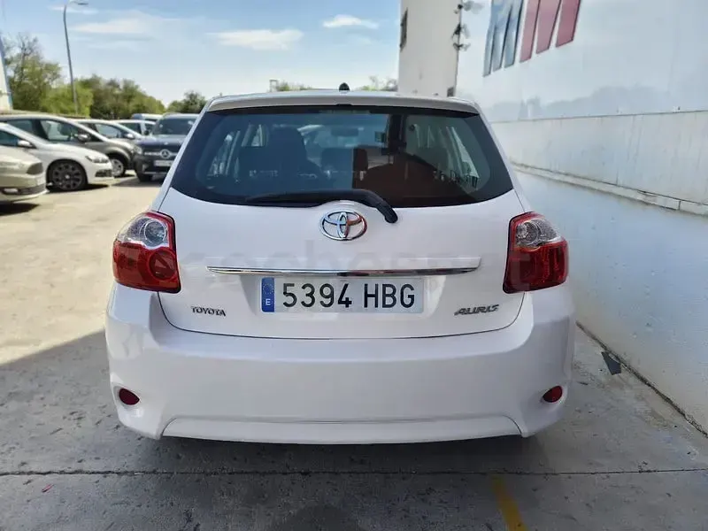 Usado Toyota Auris Active 90 CV (66 kW) 2011 Blanco Utilitario