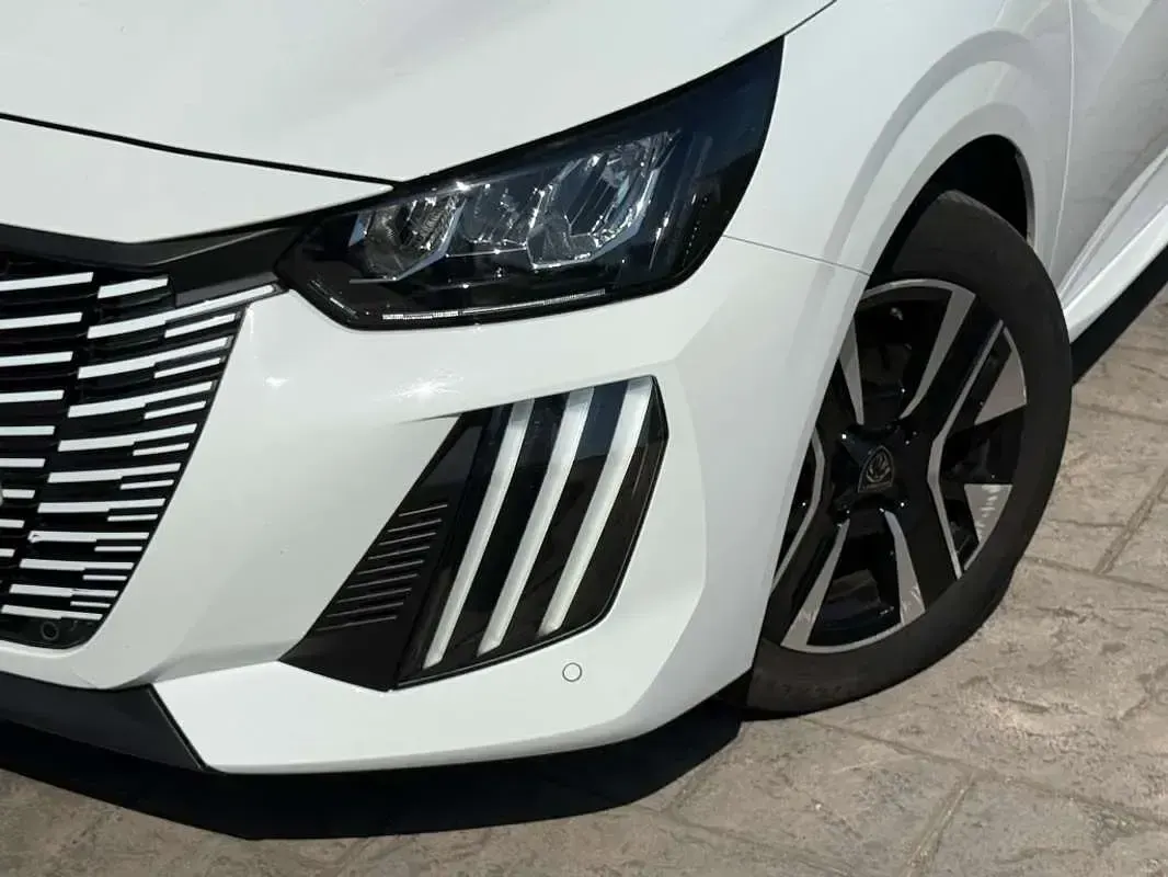 Usado Peugeot 208 Allure 102 CV (75 kW) 2025 Blanco Utilitario