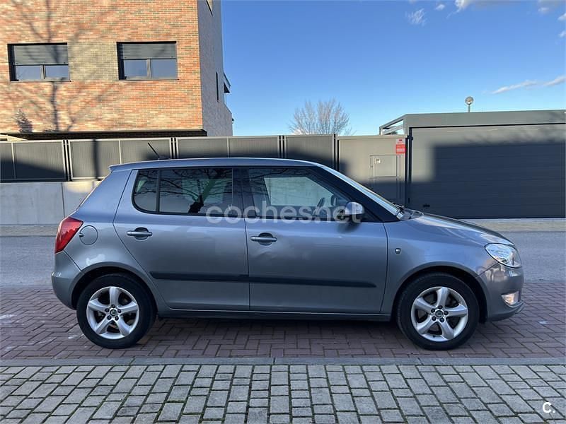 Usado Skoda Fabia Elegance 105 CV (77 kW) 2012 Gris / plata Berlina