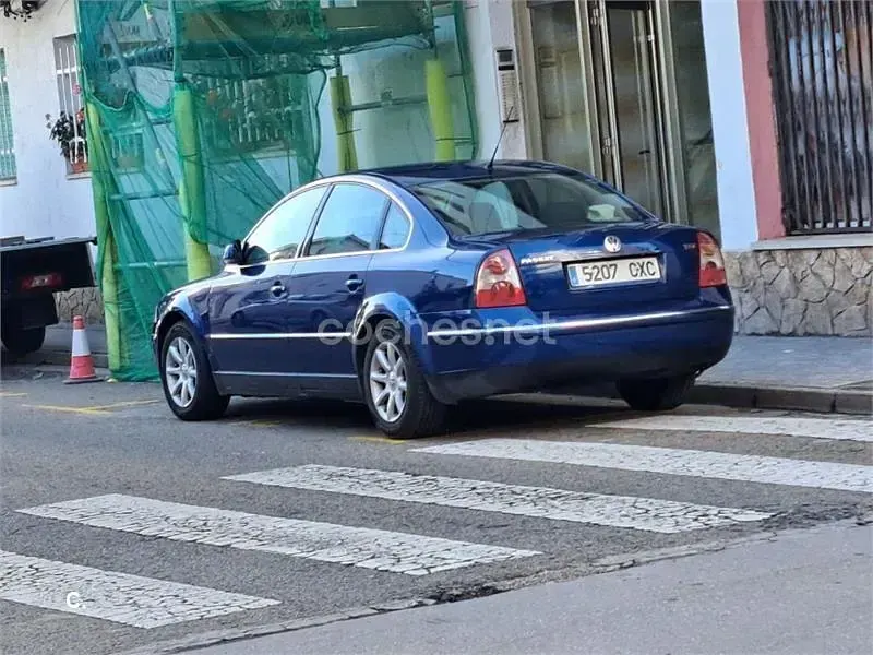 Usado VW Passat Edition 101 CV (74 kW) 2004 Azul Familiar