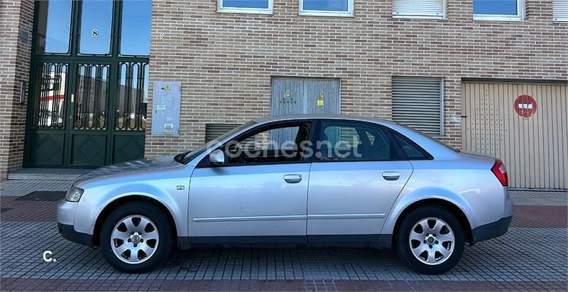 Usado Audi A4 130 CV (95 kW) 2004 Gris / plata Berlina