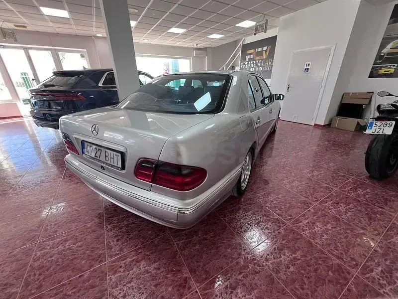 Usado Mercedes E320 Avantgarde 204 CV (150 kW) 2002 Gris / plata Berlina