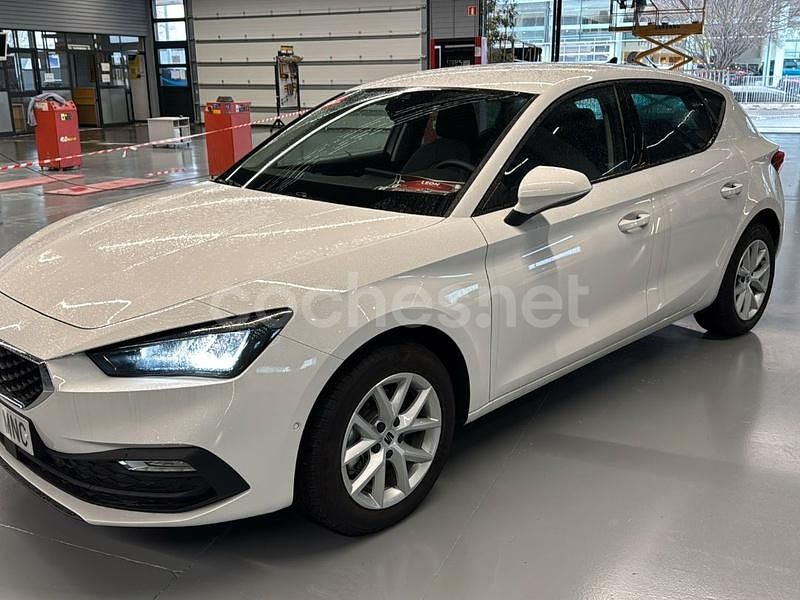 Usado Seat Leon Style 110 CV (80 kW) 2024 Blanco Familiar