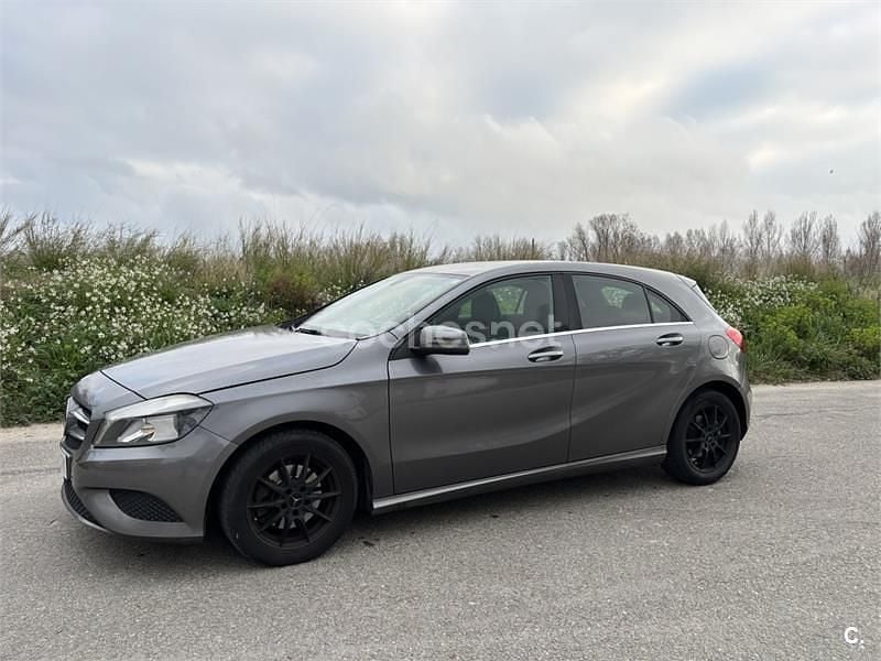 Usado Mercedes A180 Style 122 CV (89 kW) 2012 Gris / plata Berlina