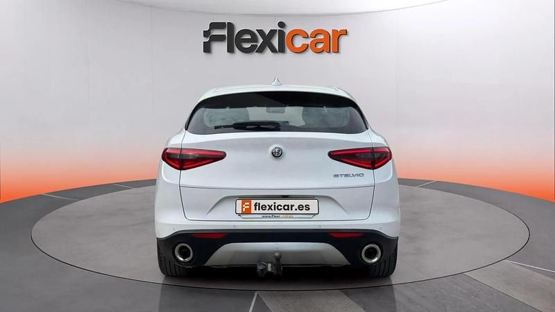 Usado Alfa Romeo Stelvio 180 CV (132 kW) 2018 Blanco SUV