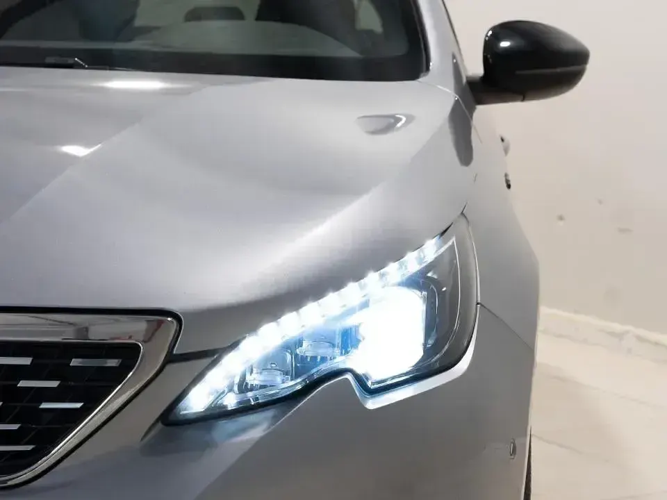 Usado Peugeot 308 GT 130 CV (95 kW) 2021 Gris Berlina