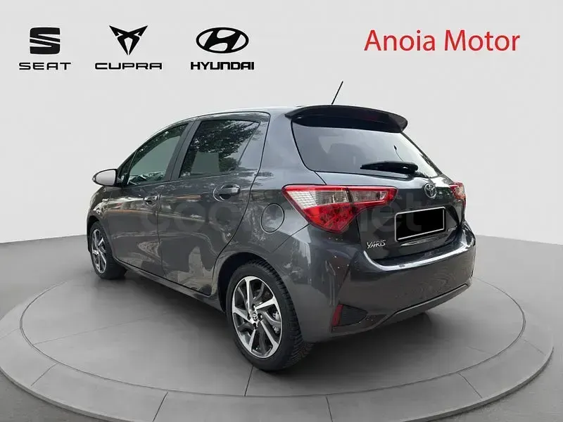Usado Toyota Yaris Hybrid 100 CV (73 kW) 2019 Gris / plata Berlina