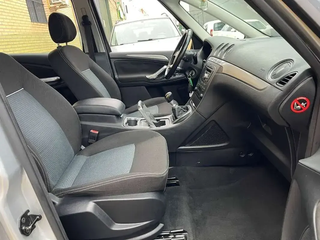 Usado Ford Galaxy Trend 140 CV (102 kW) 2013 Gris Monovolumen