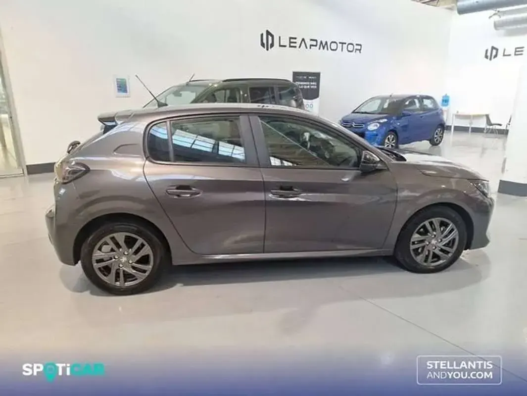 Usado Peugeot 208 Active 101 CV (74 kW) 2022 Gris Utilitario