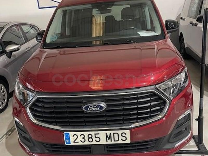Usado Ford Tourneo Connect Titanium 122 CV (89 kW) 2023 Granate Monovolumen
