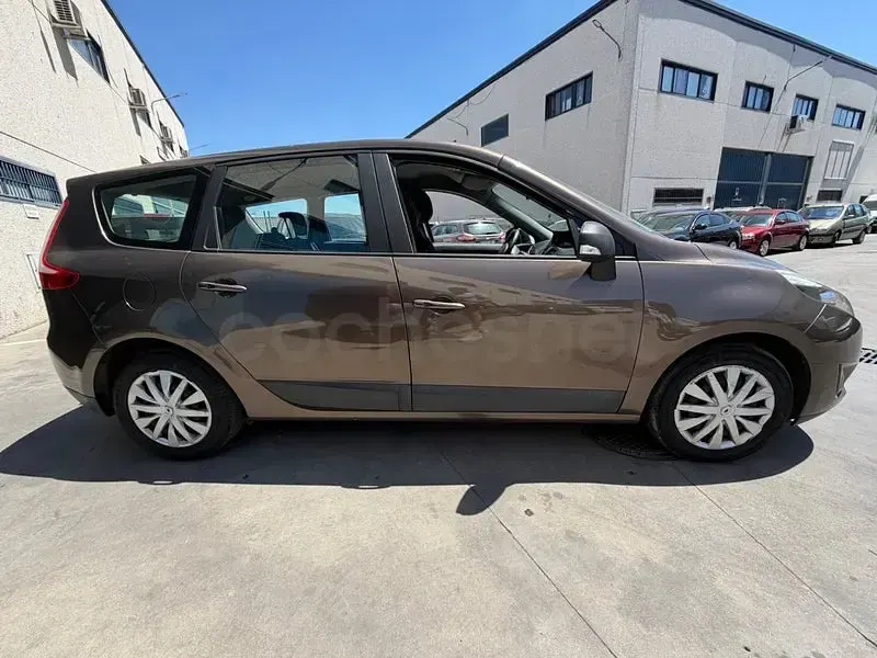 Usado Renault Grand Scénic Expression 110 CV (80 kW) 2010 Beige Monovolumen