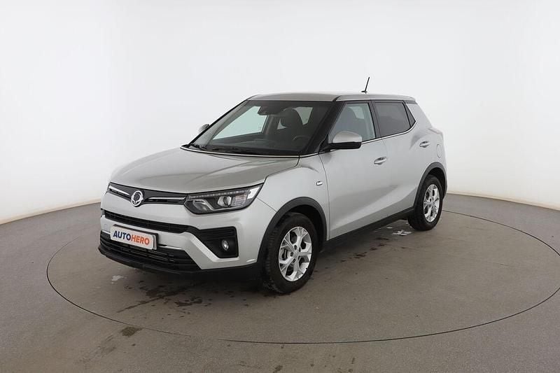 Gris Usado 2022 Ssangyong (KGM) Tivoli SUV | 15.599 € - Imagen 1/3