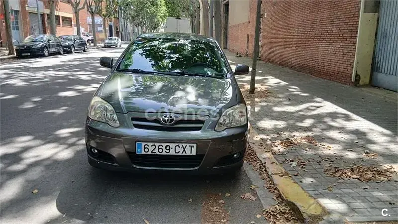 Usado Toyota Corolla Sol 110 CV (80 kW) 2004 Gris / plata Berlina