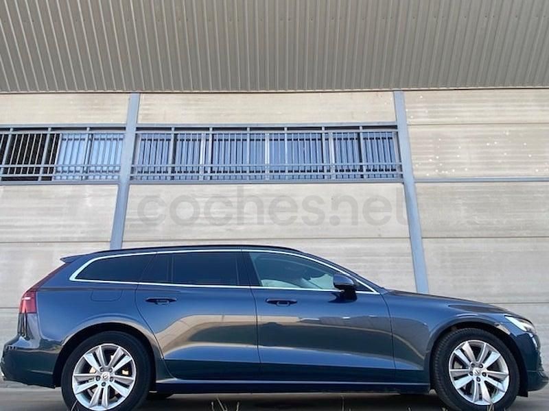 Usado Volvo V60 Momentum 197 CV (144 kW) 2022 Azul Familiar