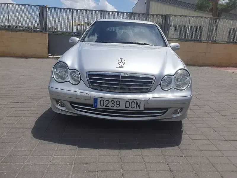 Usado Mercedes C180 Classic 143 CV (105 kW) 2005 Gris / plata Berlina
