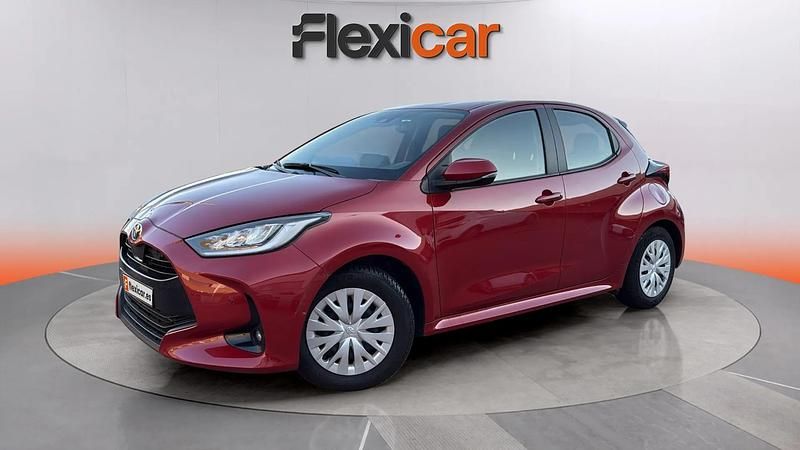Usado Toyota Yaris Hybrid Active 116 CV (85 kW) 2023 Rojo Berlina