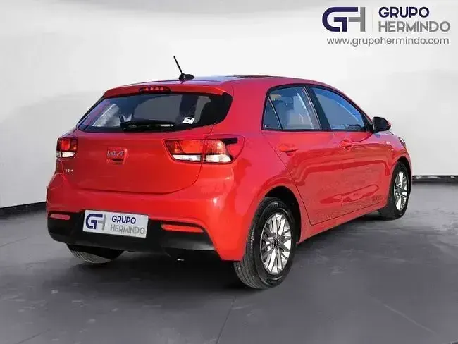 Usado Kia Rio 84 CV (61 kW) 2023 Rojo Berlina