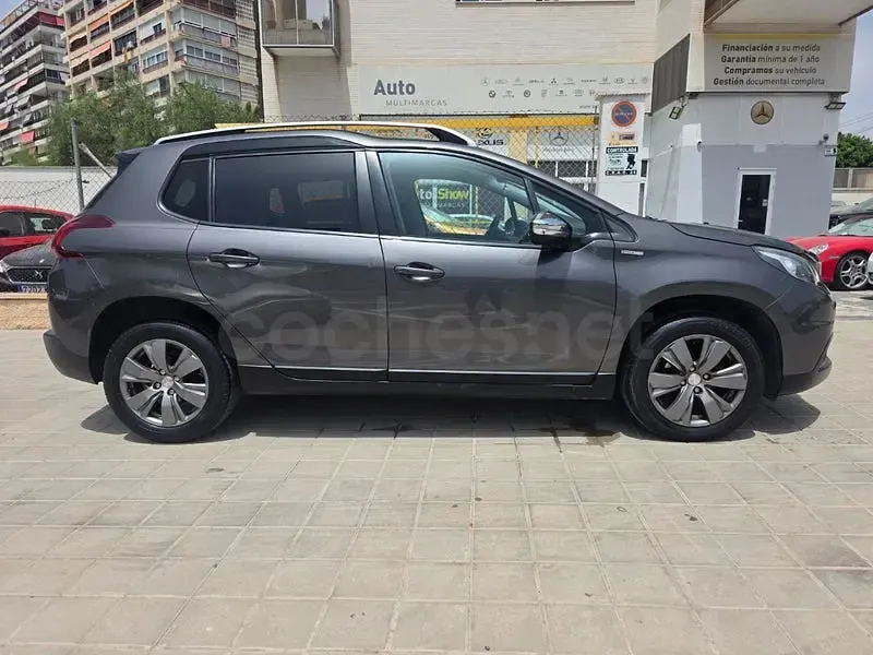 Usado Peugeot 2008 Style 100 CV (73 kW) 2018 Gris / plata SUV