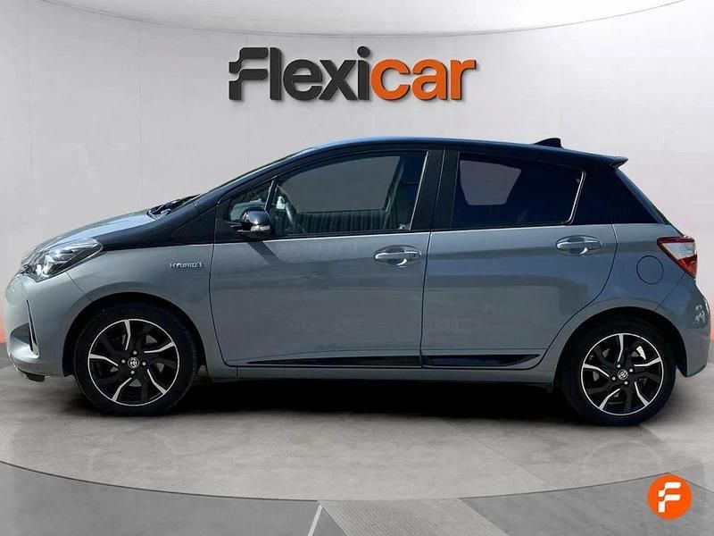 Usado Toyota Yaris Hybrid Advance 100 CV (73 kW) 2018 Gris / plata Berlina