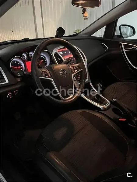 Usado Opel Astra Selective 130 CV (95 kW) 2014 Blanco Berlina