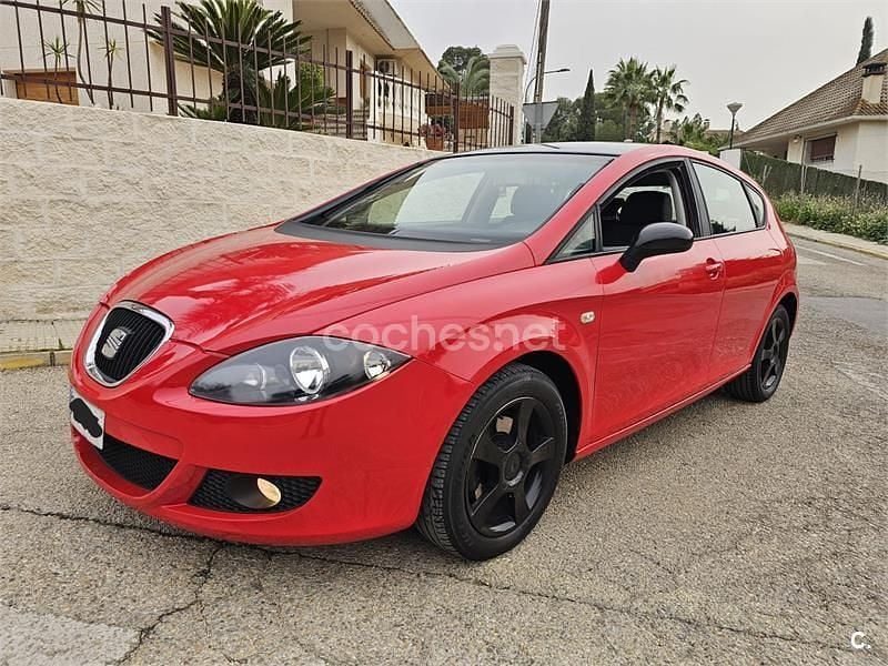 Usado Seat Leon Sport 105 CV (77 kW) 2006 Rojo Utilitario