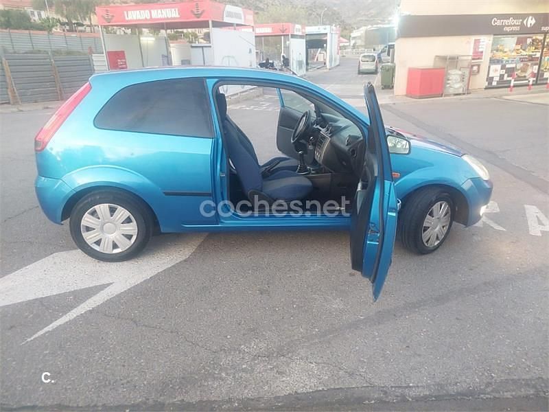 Usado Ford Fiesta Trend 80 CV (58 kW) 2005 Azul Utilitario