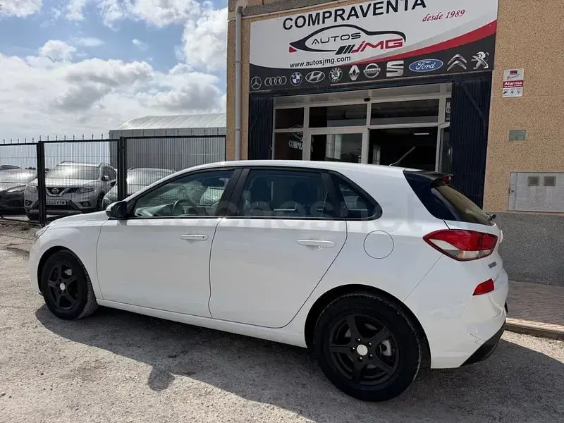 Usado Hyundai i30 100 CV (73 kW) 2018 Blanco Berlina