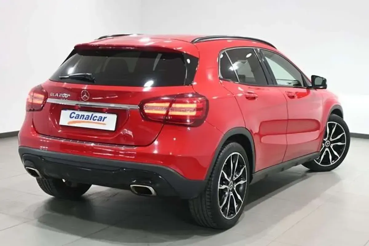 Usado Mercedes GLA180 122 CV (89 kW) 2018 Rojo SUV