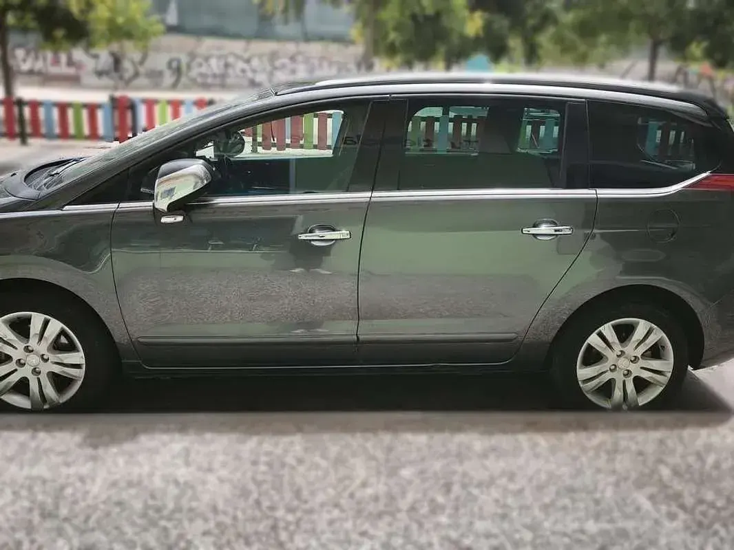Usado Peugeot 5008 Allure 120 CV (88 kW) 2016 Gris Monovolumen