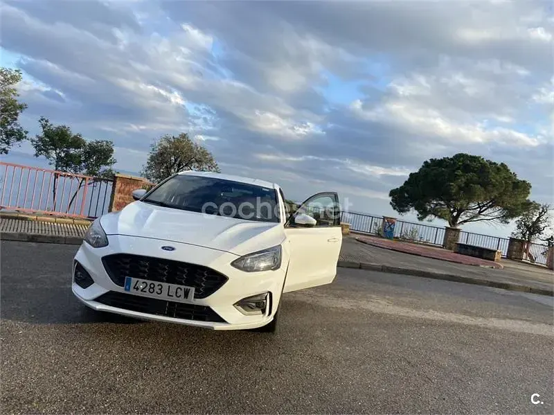 Usado Ford Focus ST-Line 125 CV (91 kW) 2019 Blanco Berlina