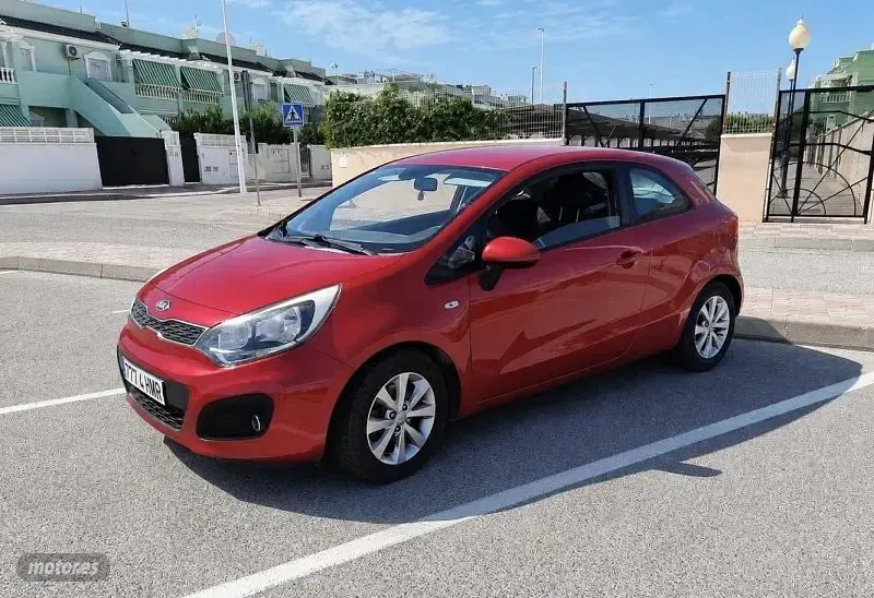 Usado Kia Rio 2012 Rojo Familiar
