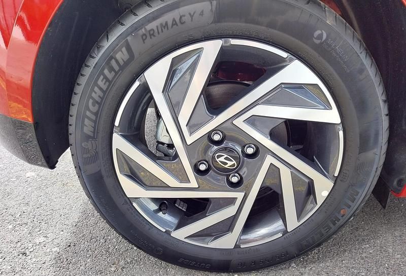 Usado Hyundai i20 100 CV (73 kW) 2025 Rojo dragón Utilitario