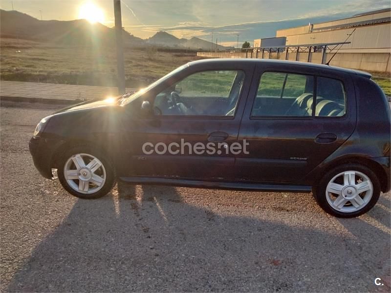 Usado Renault Clio II Privilege 80 CV (58 kW) 2005 Negro Berlina