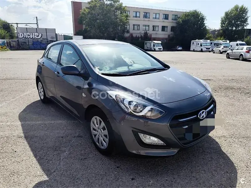 Usado Hyundai i30 110 CV (80 kW) 2015 Gris / plata Berlina