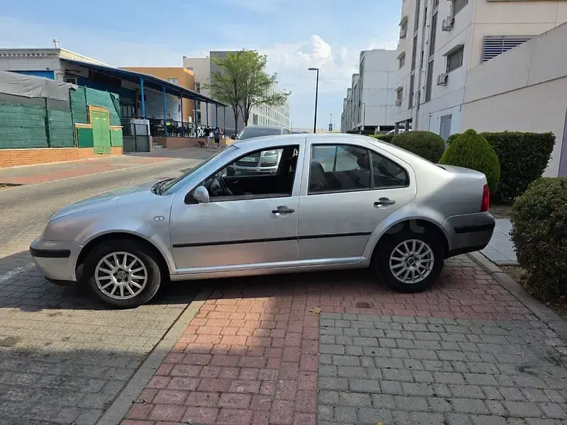 Usado VW Bora Trendline 110 CV (80 kW) 2003 Gris / plata Berlina