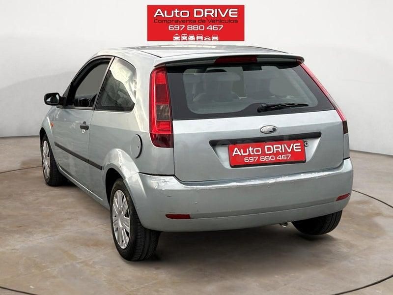 Usado Ford Fiesta Ambiente 70 CV (51 kW) 2004 Gris / plata Utilitario