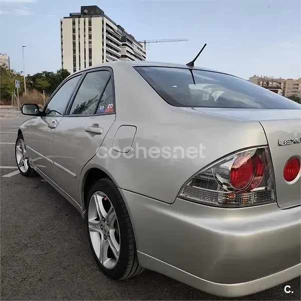 Usado Lexus IS200 Luxury Line 155 CV (114 kW) 2002 Gris / plata Berlina