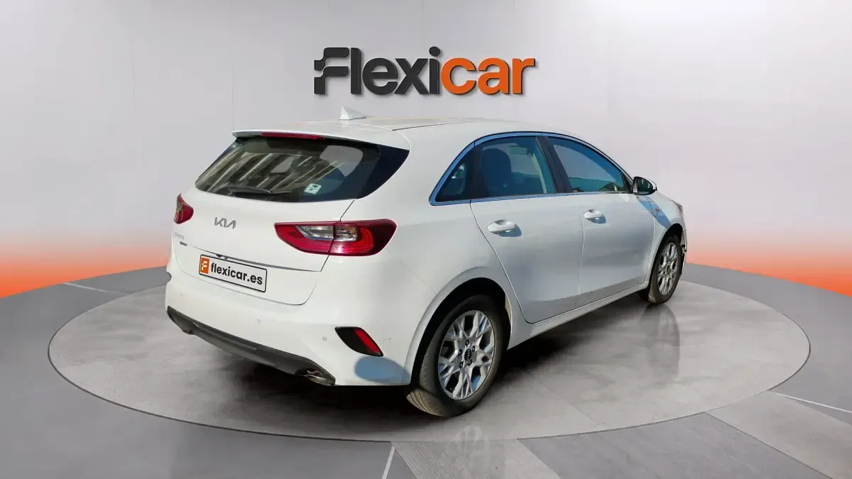 Usado Kia Ceed 136 CV (100 kW) 2023 Blanco Utilitario