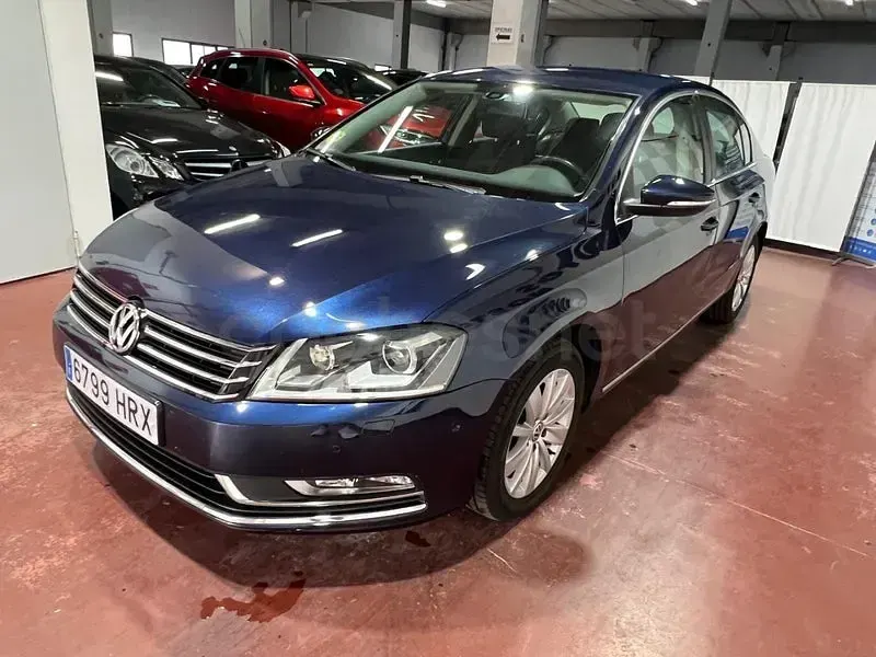 Usado VW Passat 105 CV (77 kW) 2013 Azul Berlina