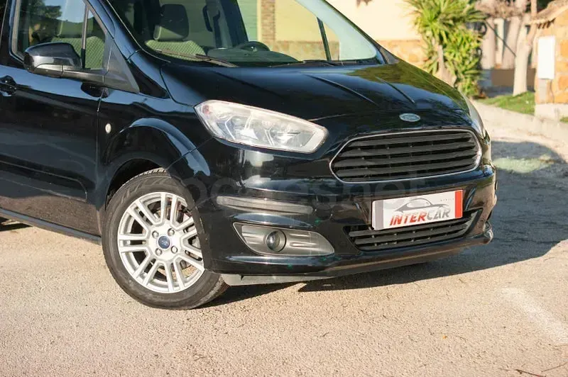 Usado Ford Tourneo Courier Trend 102 CV (75 kW) 2017 Negro Monovolumen