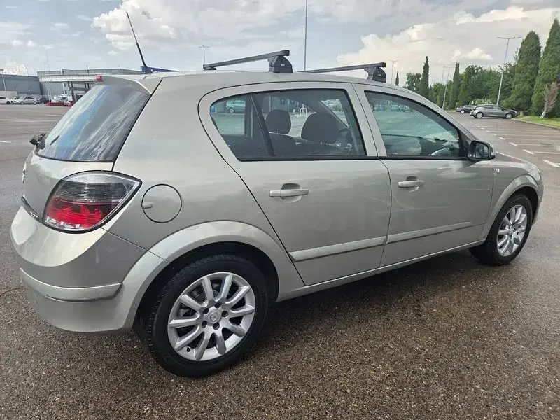 Usado Opel Astra Enjoy 100 CV (73 kW) 2007 Beige Berlina