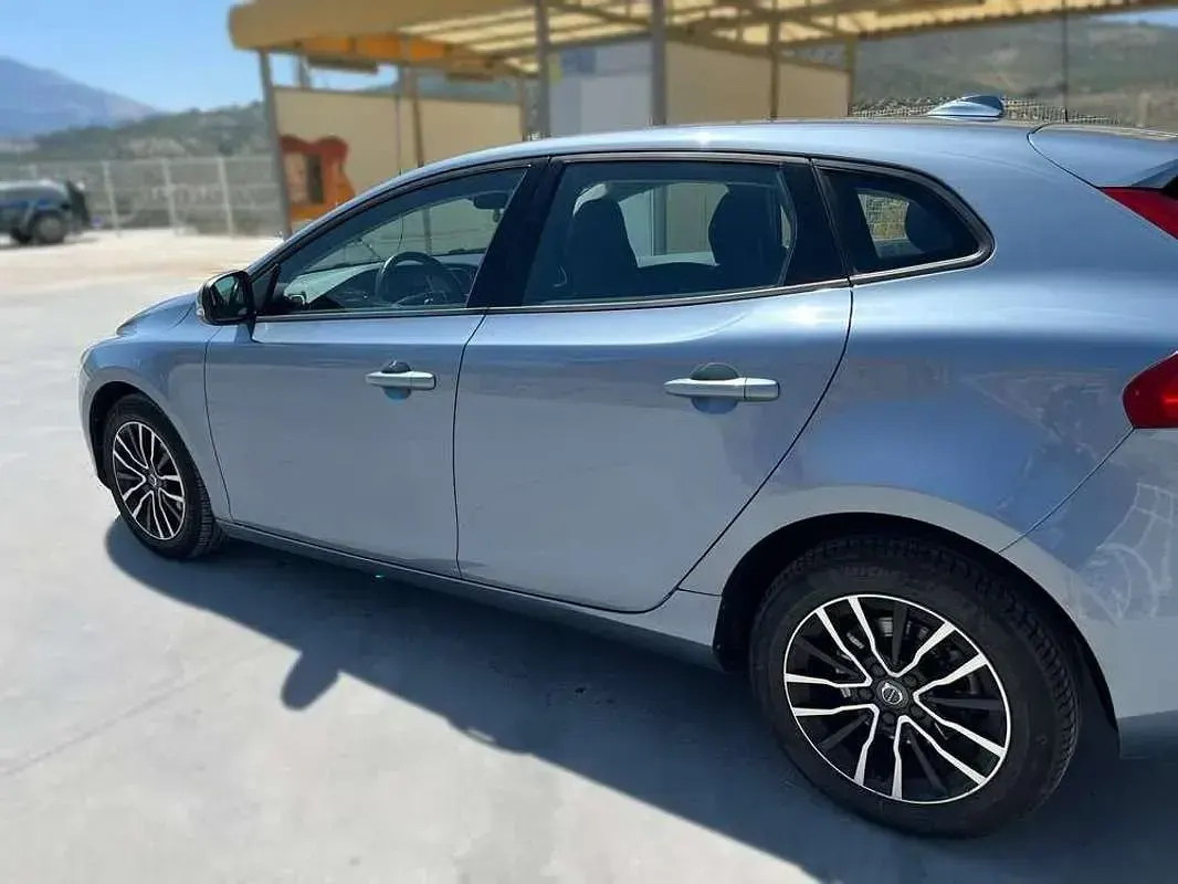 Usado Volvo V40 Momentum 120 CV (88 kW) 2016 Azul Utilitario
