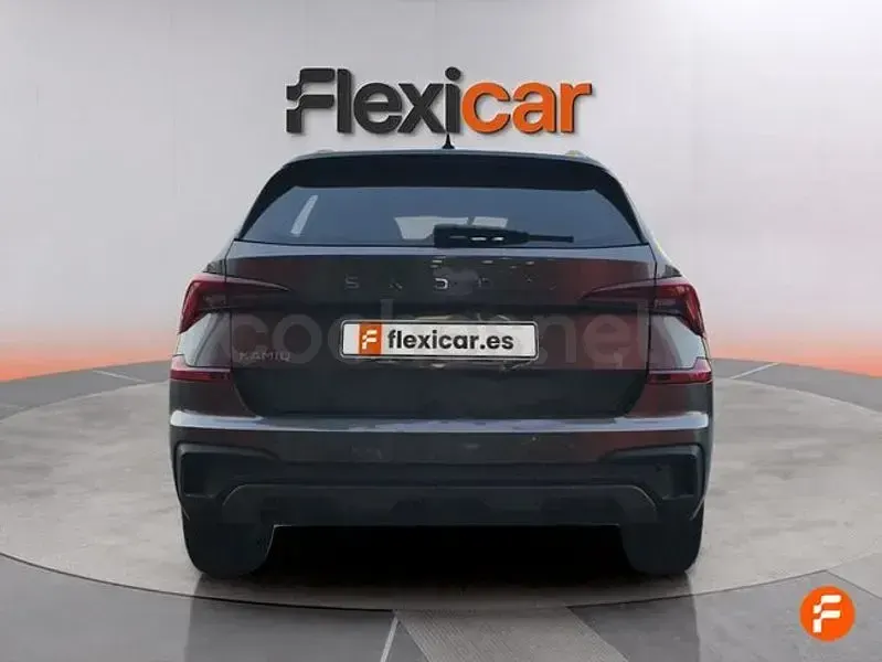 Usado Skoda Kamiq Selection 115 CV (84 kW) 2024 Gris / plata SUV