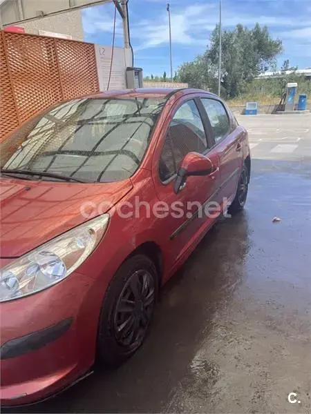 Usado Peugeot 207 70 CV (51 kW) 2007 Rojo Berlina